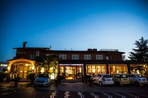 Façade de l’hébergement  – soirée/nuit