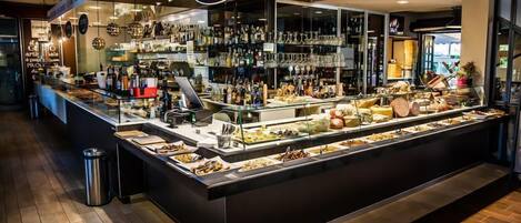 Mittagessen und Abendessen, lokale und internationale Küche