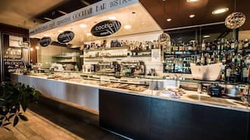 Mittagessen und Abendessen, lokale und internationale Küche