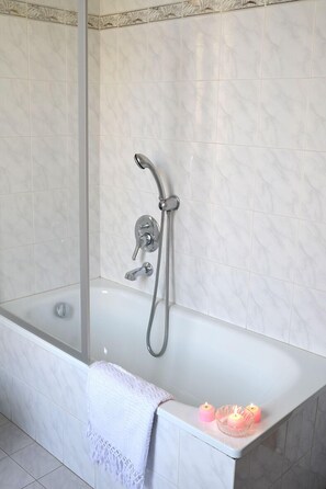 Double or Twin Room, Private Bathroom | Deep soaking bathtub - Villa nei fiori (Florence)