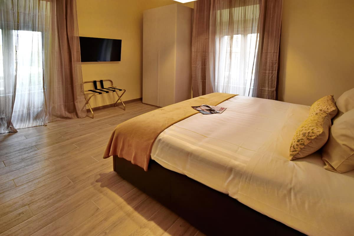 Minibar, rollaway beds, free WiFi, bed sheets