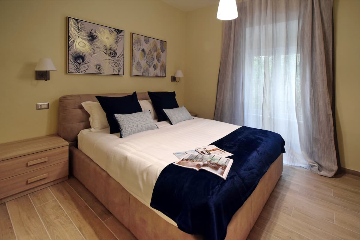 Minibar, rollaway beds, free WiFi, bed sheets