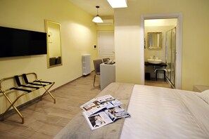 Habitació superior, 1 dormitori, vistes a la ciutat | Minibar, llits addicionals, wifi gratuïta i roba de llit