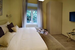 Superior-Zimmer, 1 Schlafzimmer, Stadtblick | Minibar, Zustellbetten, kostenloses WLAN, Bettwäsche