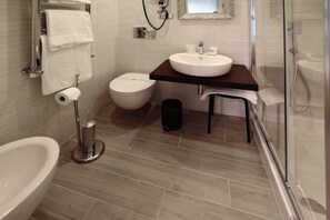 Habitació doble Deluxe | Bany | Dutxa, articles de tocador gratuïts, assecador de cabells i bidet