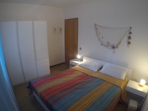 1 Schlafzimmer, Schreibtisch, Babybetten