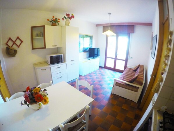 1 bedroom, desk, cots/infant beds