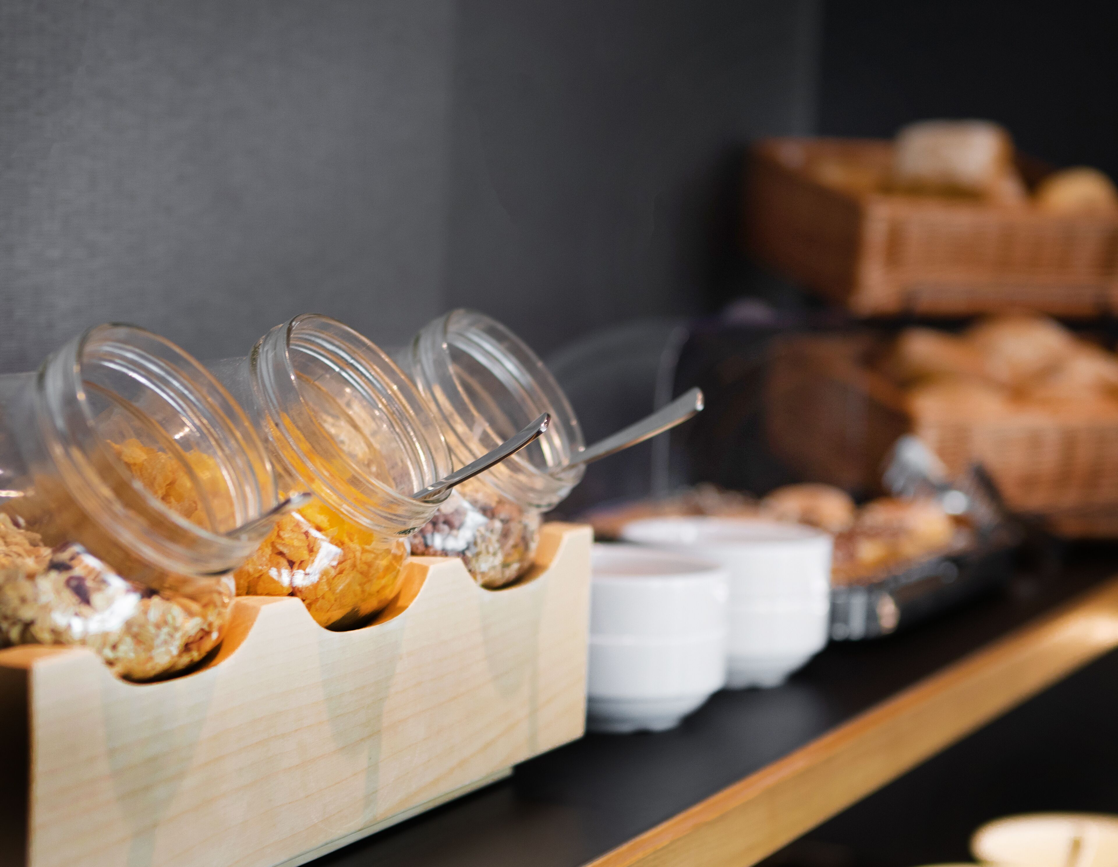 Buffet com diversos alimentos e recipientes.