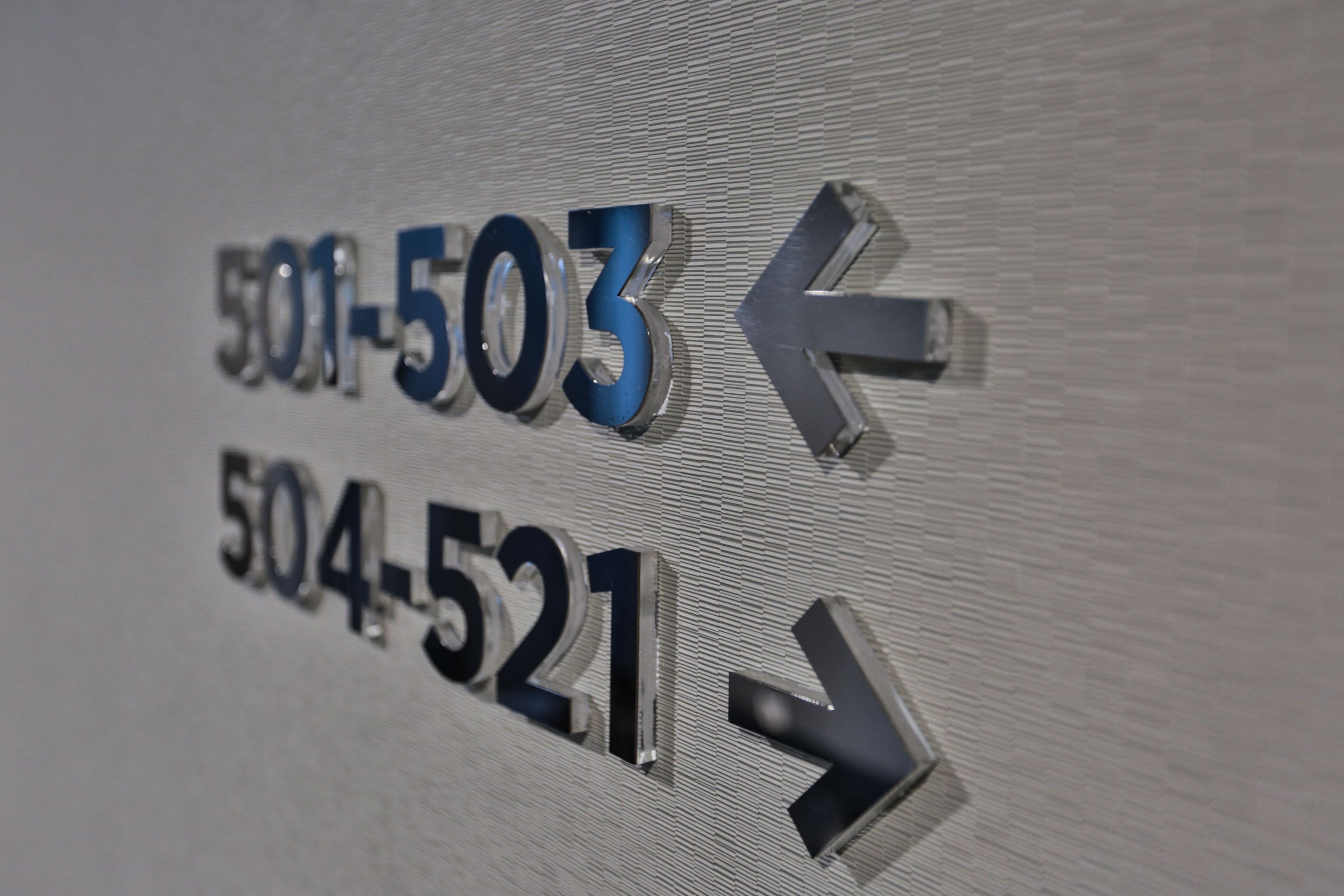 Directional signs with numbers 501-503 and 504-521 pointing left and right.