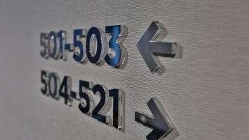 Directional signs with numbers 501-503 and 504-521 pointing left and right.