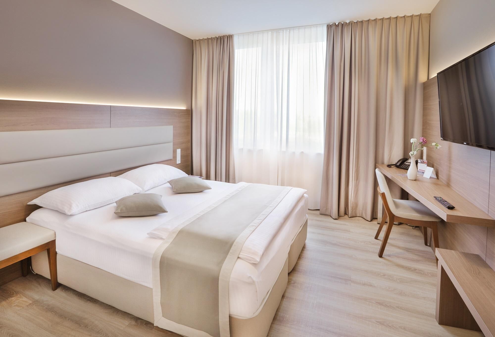 1 bedroom, premium bedding, in-room safe, desk