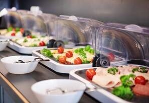 Desayuno buffet diario (EUR 21.90 por persona)
