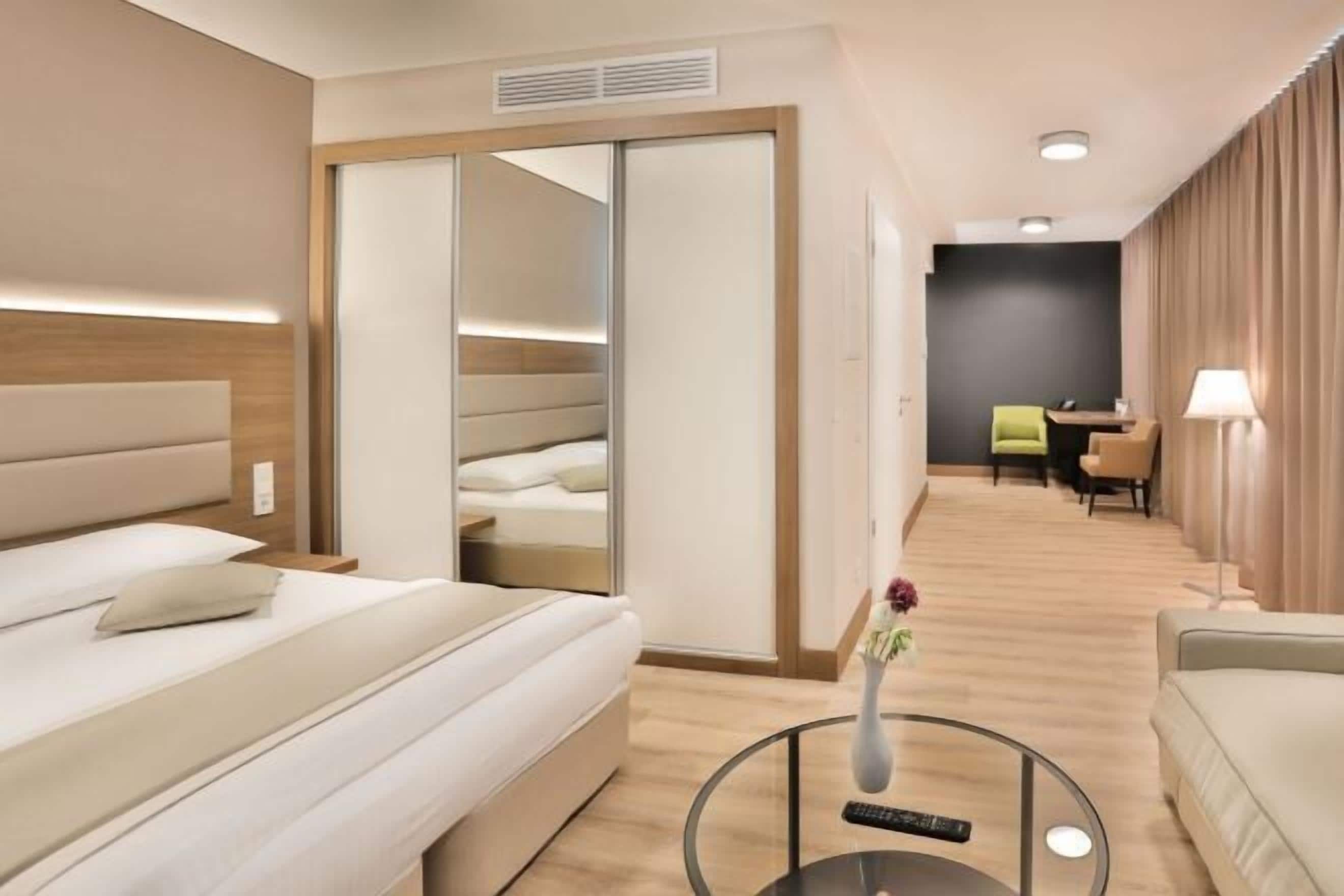 1 ห้องนอน, เครื่องนอนระดับพรีเมียม, ตู้นิรภัยในห้องพัก, โต๊ะทำงาน