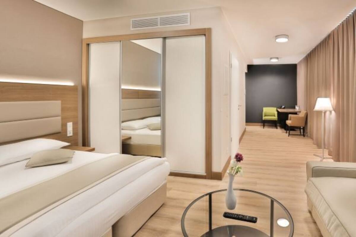 1 bedroom, premium bedding, in-room safe, desk