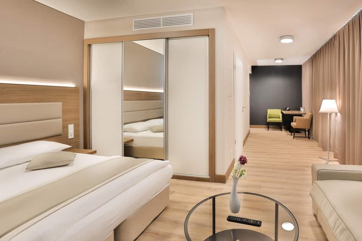 1 chambre, literie de qualité, coffre-fort, bureau