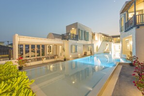 Outdoor pool, pool umbrellas, sun loungers - Resort de Paskani (Hua Hin)