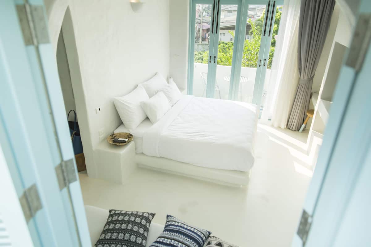 Free minibar, in-room safe, blackout curtains, bed sheets