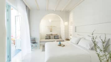 Suite | Free minibar, in-room safe, blackout curtains, bed sheets