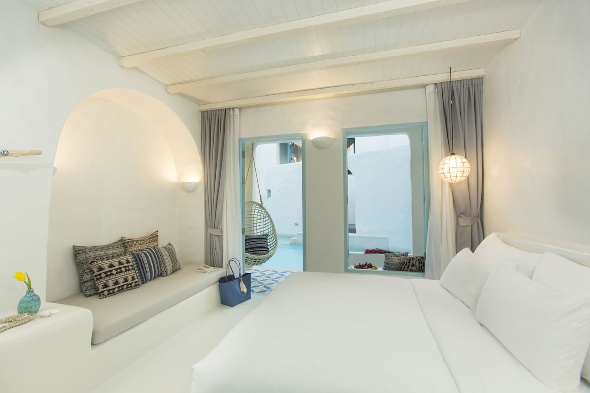 Minibar với thức ăn, đồ uống miễn phí, két bảo mật tại phòng 