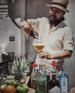 Bar (trong khuôn viên)