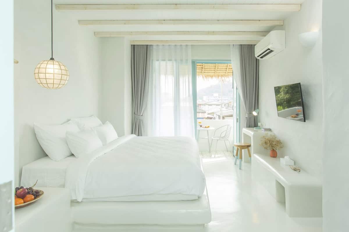 Minibar contenant certains articles gratuits, coffre-fort