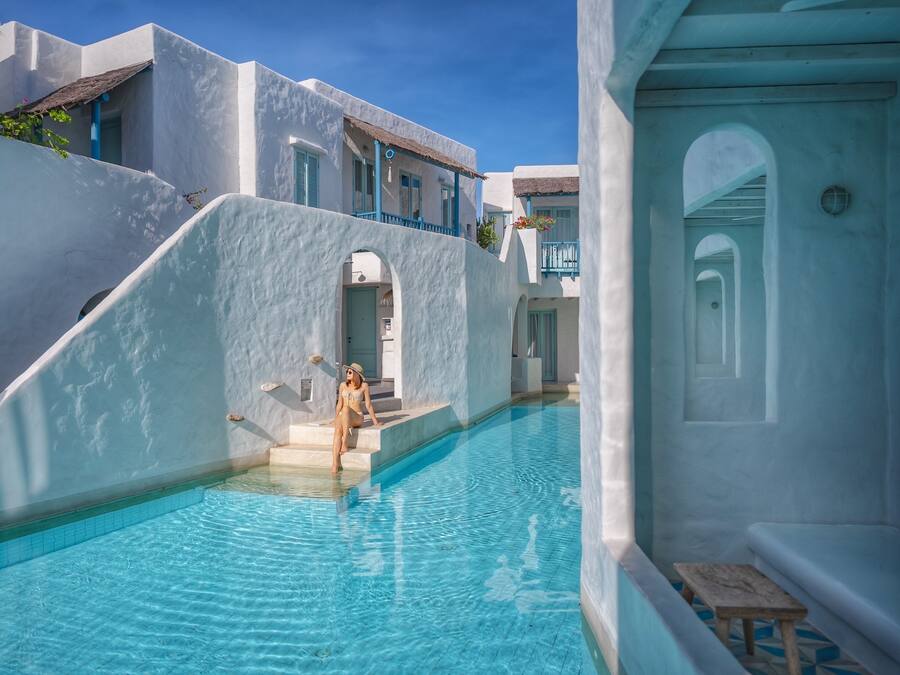 Outdoor pool, pool umbrellas, sun loungers