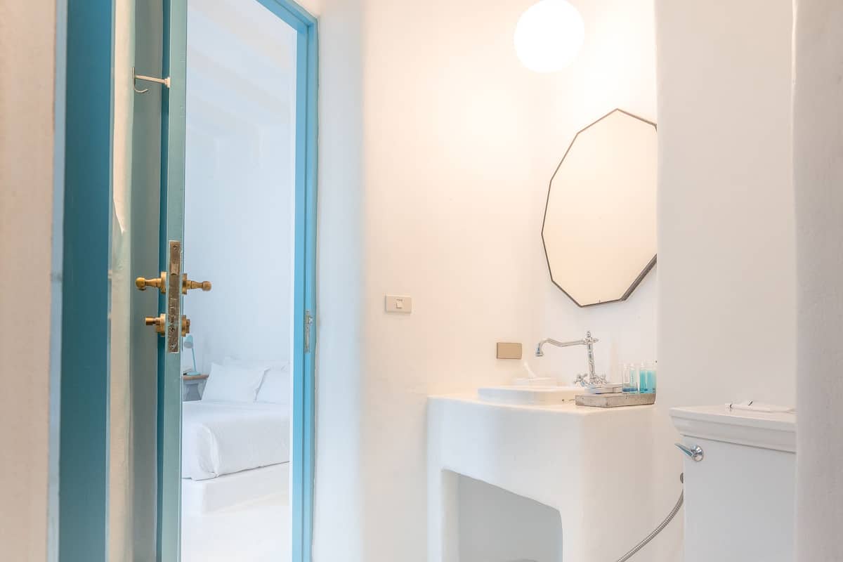 Free minibar, in-room safe, blackout curtains, bed sheets