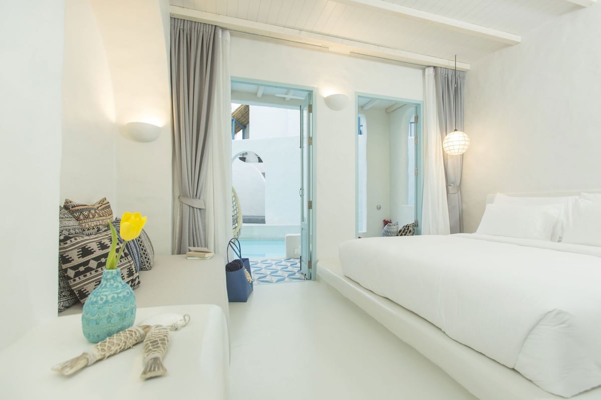 Artículos del minibar gratis y caja de seguridad en la habitación