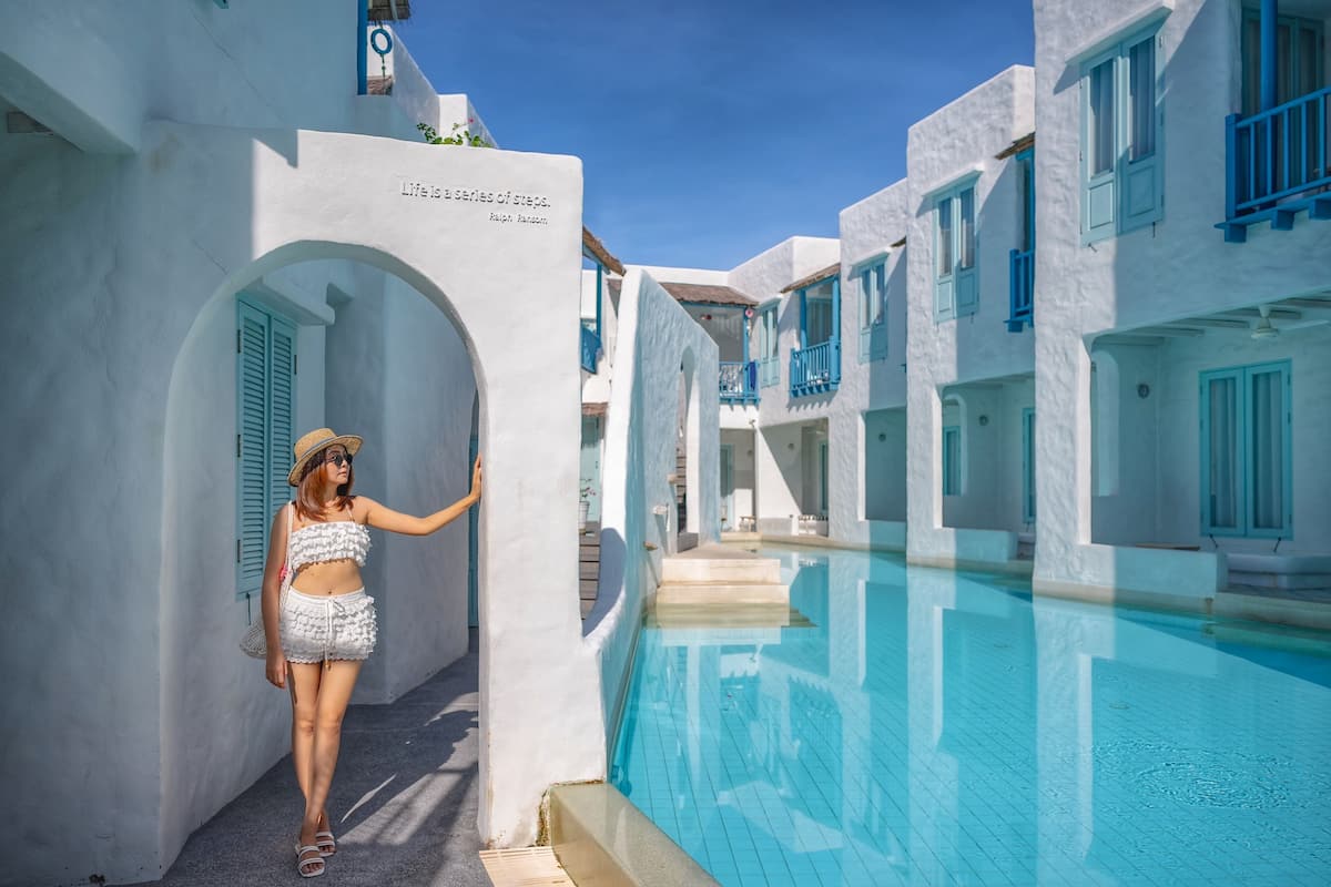 Poolside | Free minibar, in-room safe, blackout curtains, bed sheets