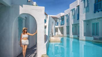 Poolside | Free minibar, in-room safe, blackout curtains, bed sheets