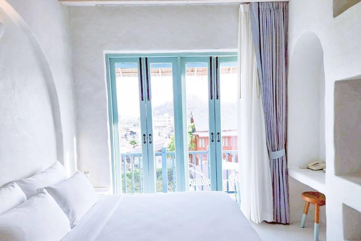 Superior kamer, 1 slaapkamer, niet-roken, uitzicht op bergen | Een minibar met enkele gratis items, een kluis op de kamer