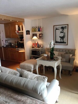 Studio, Kitchenette, Garden Area | Living area