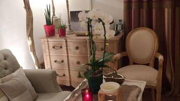 Studio, Kitchenette, Garden Area | Ruang tamu | TV skrin rata