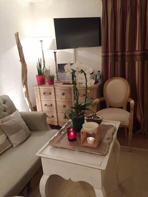 Stúdió, konyharész, kerti | Nappalirész | Síkképernyős tévé