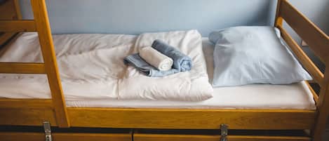 Shared dormitory (4 people) | Desk, soundproofing, free WiFi, bed sheets