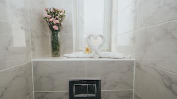 Shared dormitory (6 people) | Salle de bain
