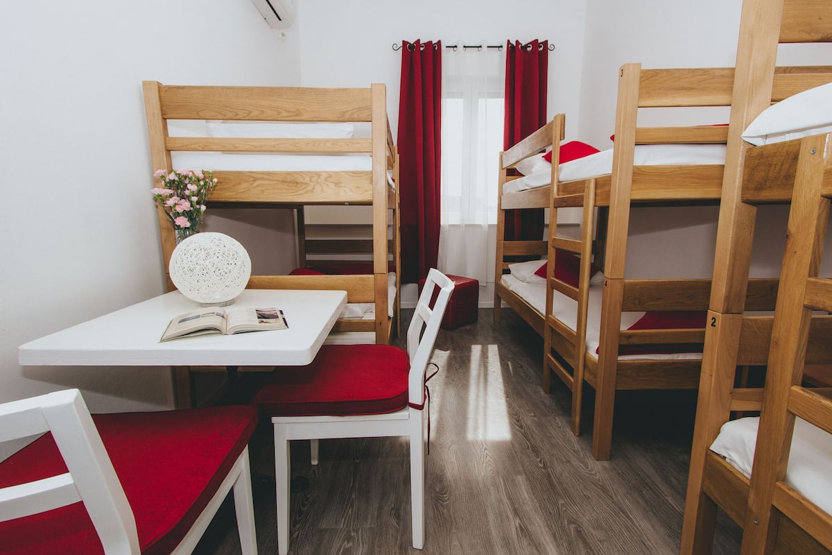 Shared dormitory (6 people) | Desk, soundproofing, free WiFi, bed sheets