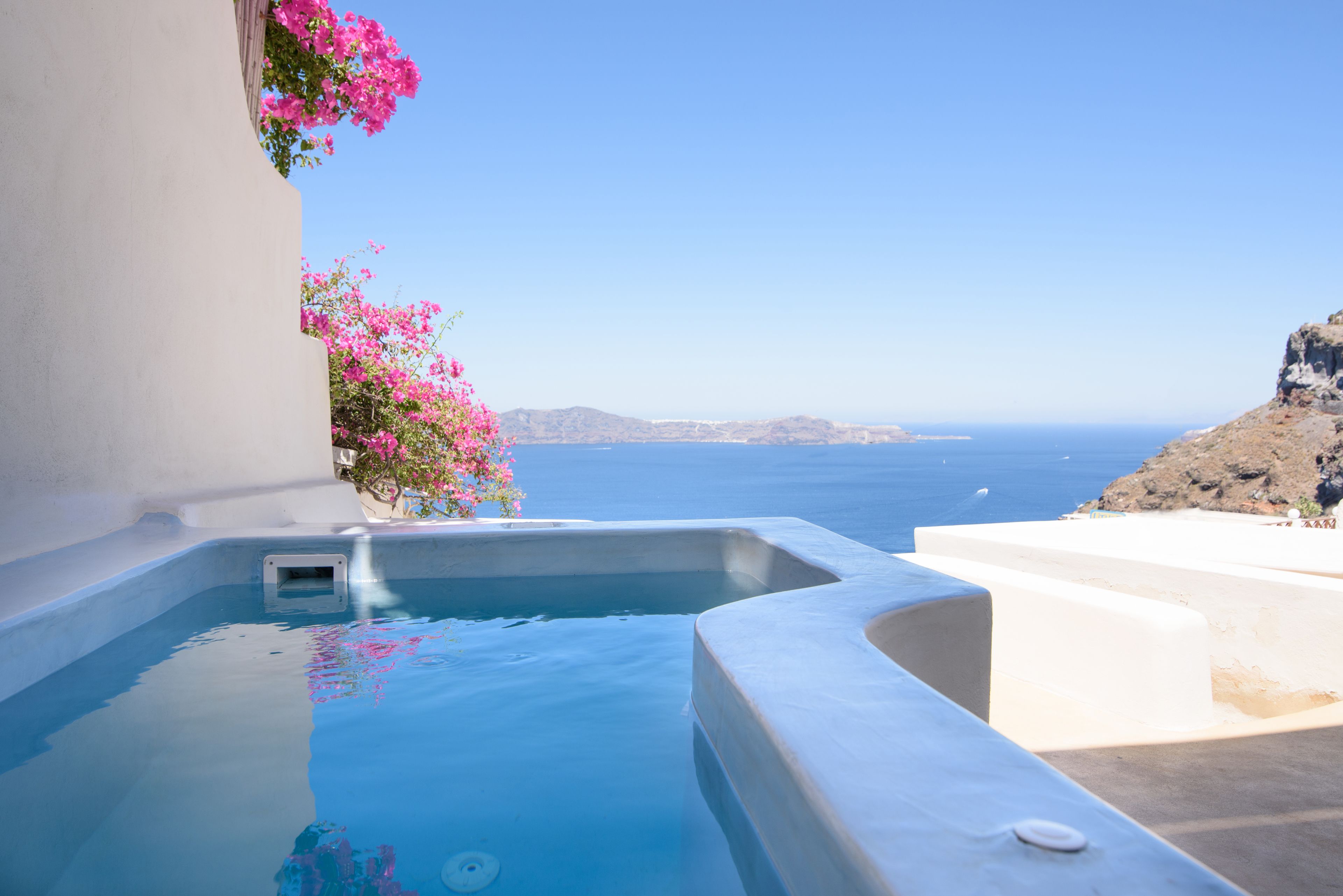 Junior Suite with Caldera View and Private Jacuzzi - A- | 오리/거위털 이불, 필로우탑 침대, 객실 내 금고, 방음 설비