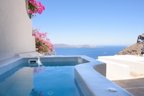Junior Suite with Caldera View and Private Jacuzzi - A- | Selimut bulu angsa, bantalan ekstra lembut, brankas, dan kedap suara