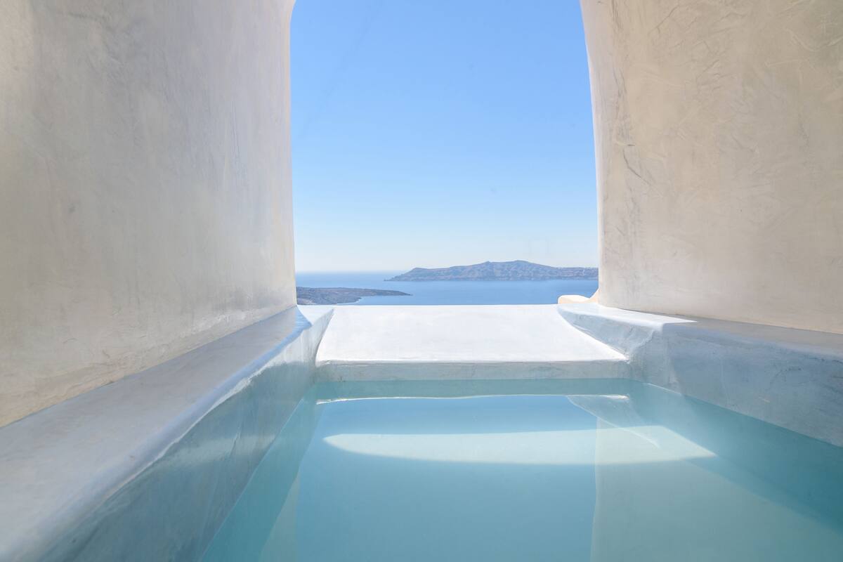 On peut admirer une piscine depuis laquelle on a une vue dégagée sur la mer et une île lointaine.