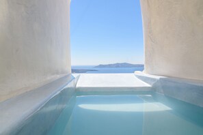 Family Suite with Caldera View and Private Jacuzzi | Selimut bulu angsa, bantalan ekstra lembut, brankas, dan kedap suara