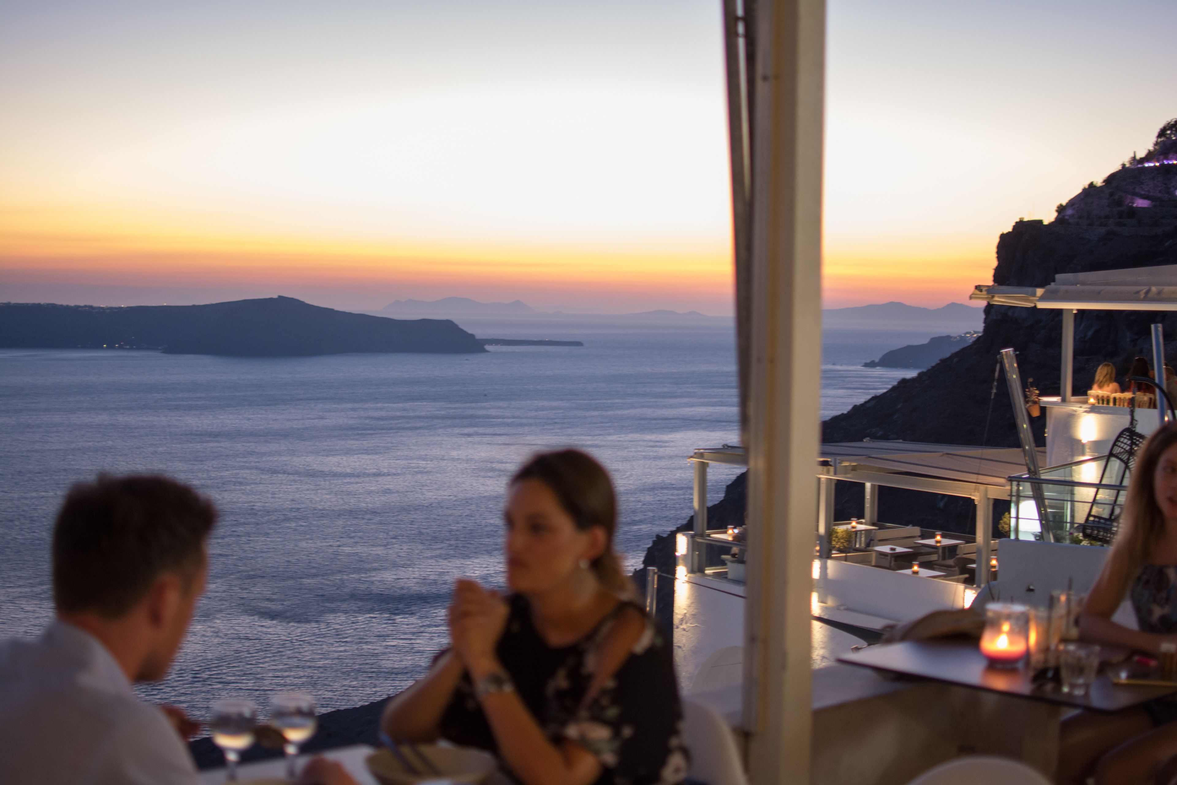 Ein Restaurant mit Blick auf das Meer und eine Klippe.