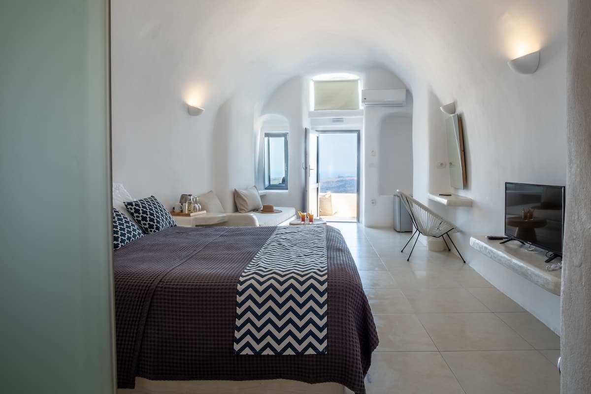 Superior Suite with Caldera View and Private Jacuzzi | Πουπουλένια παπλώματα, κρεβάτια με ανώστρωμα