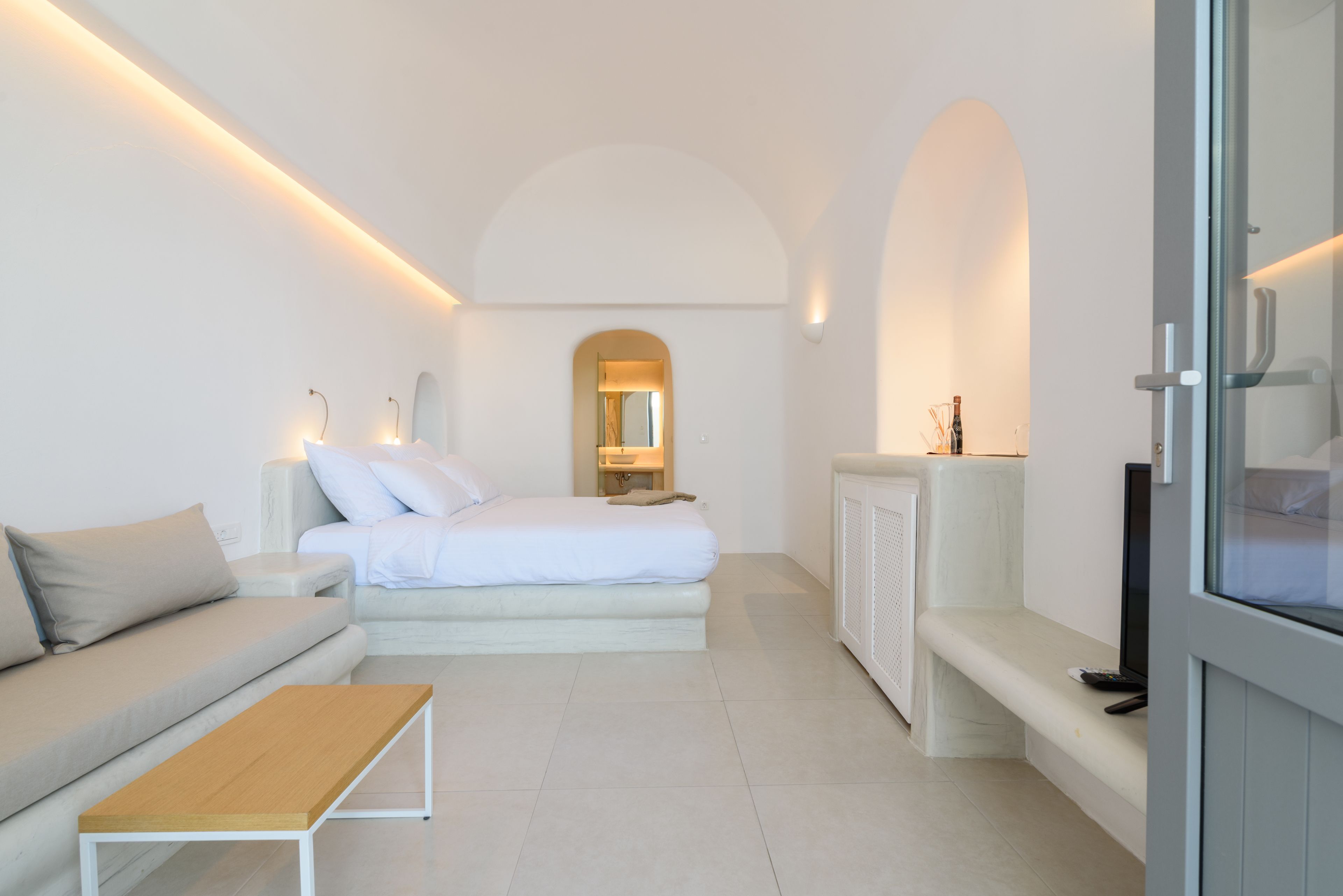 deluxe suite with caldera view and private jacuzzi | down duvets, pillow-top beds, in-room safe, soundproofing