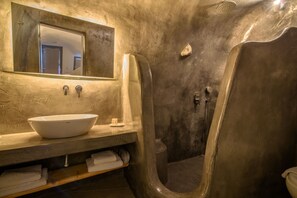 Junior Suite with Caldera View and Private Jacuzzi - A- | 浴室 | 淋浴設備、雨淋花灑、名牌梳洗用品、風筒