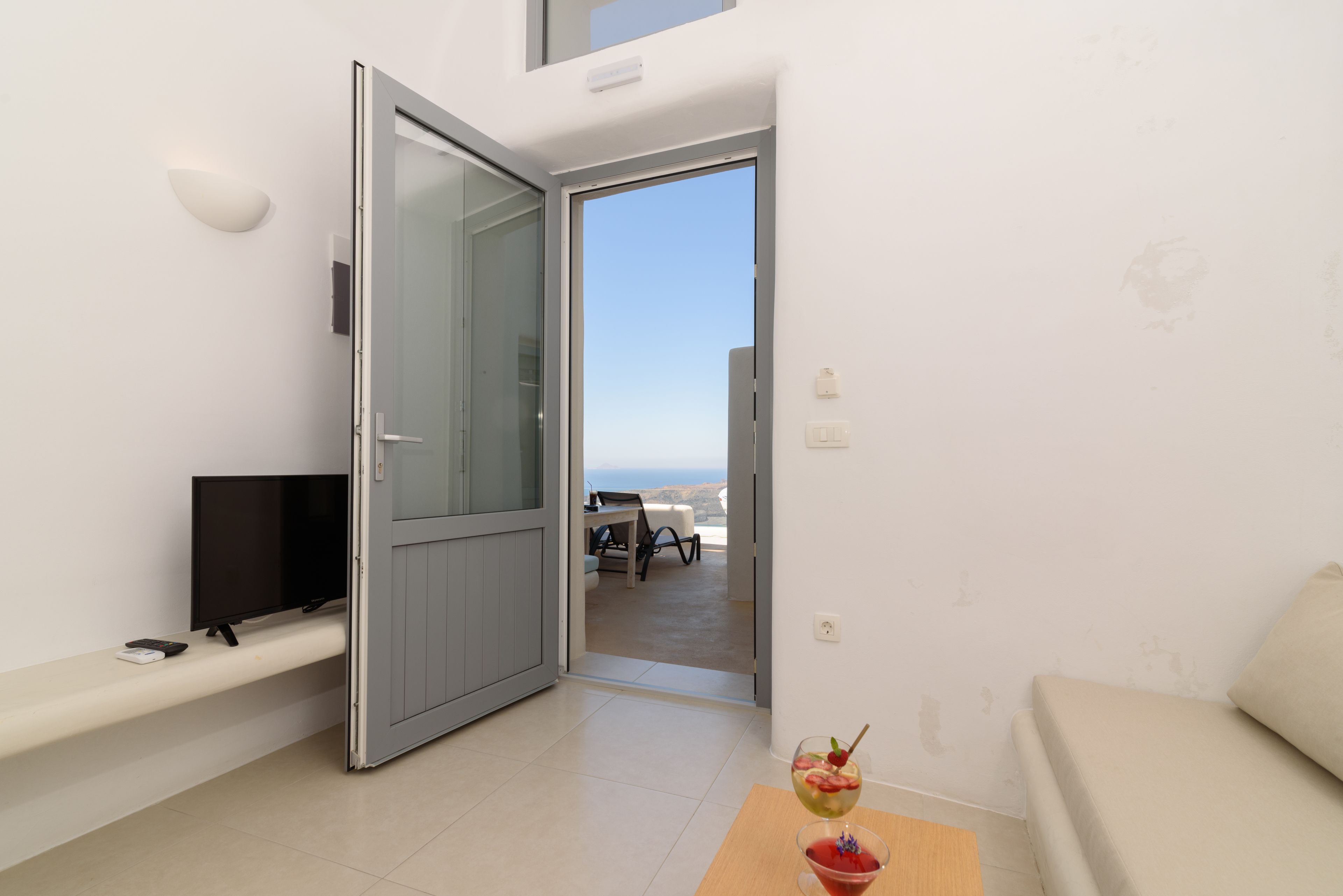 deluxe suite with caldera view and private jacuzzi | down duvets, pillow-top beds, in-room safe, soundproofing