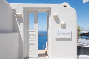 Junior Suite with Caldera View and Private Jacuzzi - B- | Selimut bulu angsa, bantalan ekstra lembut, brankas, dan kedap suara