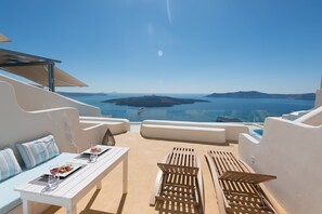 Deluxe Suite with Caldera View and Private Jacuzzi | Teras/patio