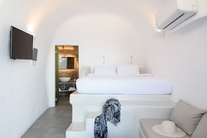 Junior Suite with Caldera View and Private Jacuzzi - A- | Down comforters, pillowtop beds, in-room safe, soundproofing - On the Cliff (Santorini)