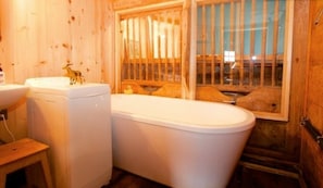 Chalet, camere multiple, balcone (3 Bathrooms) | Bagno | Vasca e doccia separate, vasca da bagno a immersione totale, asciugamani